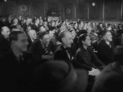 Come on. Move along there,
please. Come on, sir. - The 39 Steps