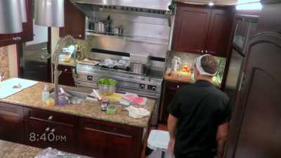 Come on, peoples,
Cheffy wants to cook. - Below Deck Down Under