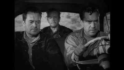 Come on, raise the hood.
And keep your hands on it. - The Hitch Hiker