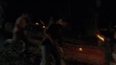 Come on, split up!
Everybody get to the creek! - Lost