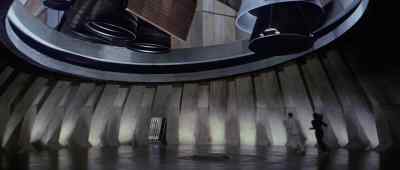 Come on, the air vent. - Moonraker