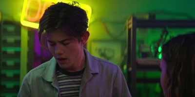 - Come on, you wanna try?
- Sure. - Time Cut