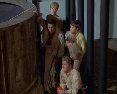 Come on.
We've gotta make it
to the drain. - Land of the Giants