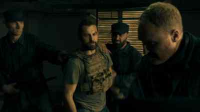 Come on. You gotta let me in there! - Strike Back