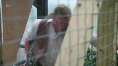 Come and say hello,
there's a good girl. - Britain's Tiger Kings - On the Trail with Ross Kemp