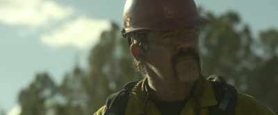 COMMANDER: (OVER RADIO)
Granite Mountain,
the fire just hit - Only the Brave