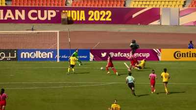 COMMENTATOR 1: Cortnee Vine
charges into the area, - Matildas: The World at Our Feet