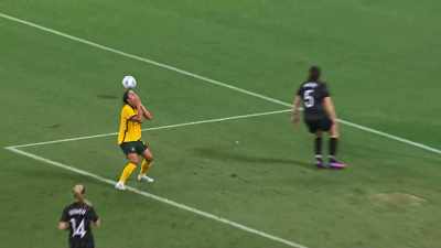 COMMENTATOR 1: Van Egmond's in the middle.
The cut back, van Egmond. - Matildas: The World at Our Feet