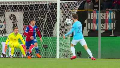 [commentator] Agüero,
here comes Bernardo Silva - All or Nothing: Manchester City