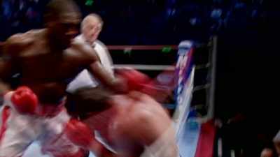 - [Commentator] Bruno's right
hand suddenly came through. - Bruno v Tyson