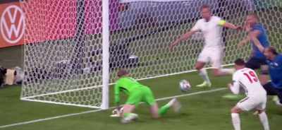 [commentator] Cross comes in.
Danger for England. - The Final: Attack on Wembley