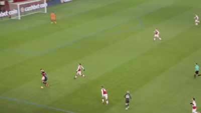 [commentator] David Silva
on the left-hand side looking for Sané. - All or Nothing: Manchester City