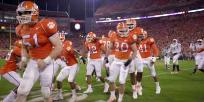 COMMENTATOR:
FAU is gonna have to punt, - Safety