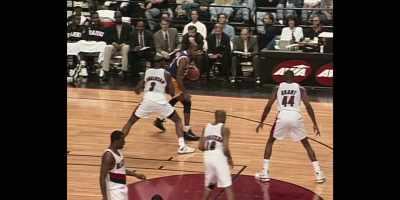 [commentator] …defense
like he's trying to defend right now, - They Call Me Magic