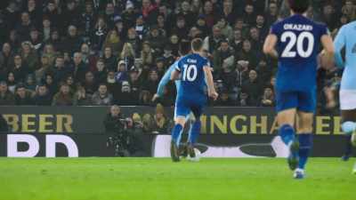 [commentator] Here's Gündoğan,
bursting forward from the halfway line, - All or Nothing: Manchester City