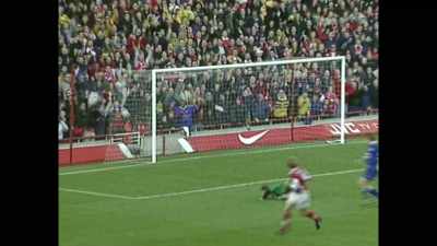 [commentator]
Here's Ray Parlour.
Is this number five? - Fever Pitch: The Rise of the Premier League