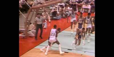 [commentator] Intercepted by Magic,
and here he comes from behind. - They Call Me Magic