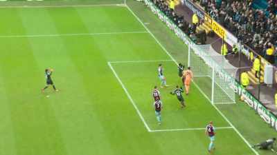 [commentator] It's going to be Walker
with a first-time ball across! - All or Nothing: Manchester City