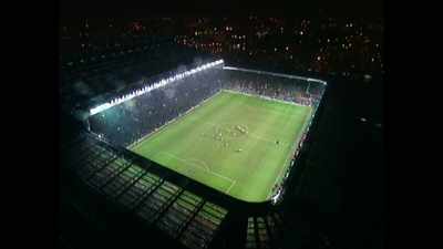 [commentator] It's Manchester
United and Arsenal,
both in stupendous form. - Fever Pitch: The Rise of the Premier League