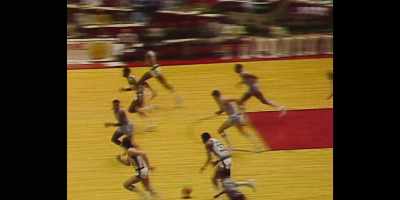 [commentator] Johnson.
Magic Johnson with the ball. - They Call Me Magic