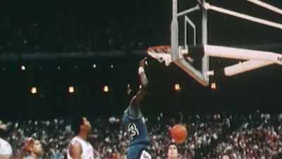 [commentator] Jordan on the... Oh!
What a lay-up! - The Last Dance