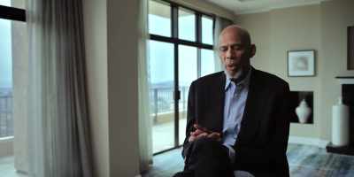 [commentator] Kareem moving
the other way, Dawkins can't-- - They Call Me Magic