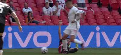 [commentator] Phillips on the ball. - The Final: Attack on Wembley
