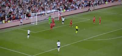 [commentator] The ball comes
to Marcus Rashford. - The Final: Attack on Wembley