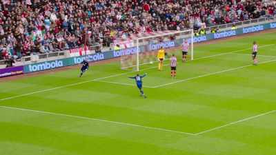 [commentator] ...through the back post
to Rooney who was able to stoop - All or Nothing: Manchester City