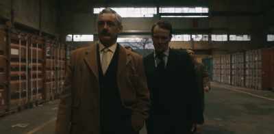 - Con todo
respeto, Comandante,
no me reporto a usted. - Krays: Code of Silence