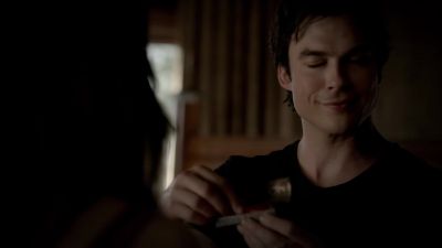 - Consider it a graduation present.
- Damon, I can't take that. - The Vampire Diaries