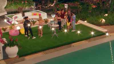 (CONTESTANTS CHEER) - Love Island Australia