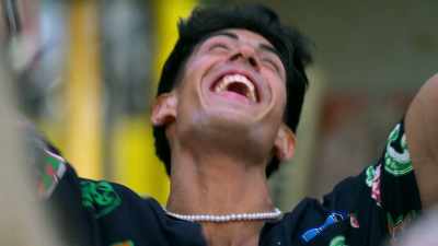 [contestants laughing] - The Mole