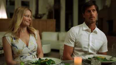 [continúa la música de suspense] - Couples Retreat Murder