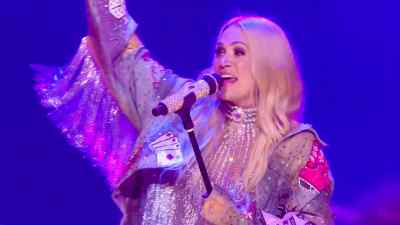 [ Continues sobbing ] - Carrie Underwood: Reflection