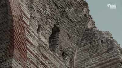 Contrary to the main
monuments of Arles, - Roman Megastructures