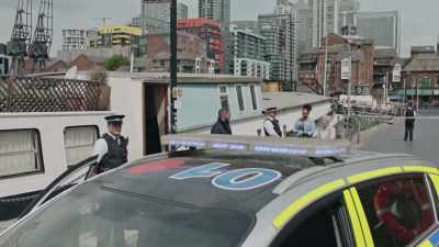 Control, this is 874
confirming a dead body. - London Kills