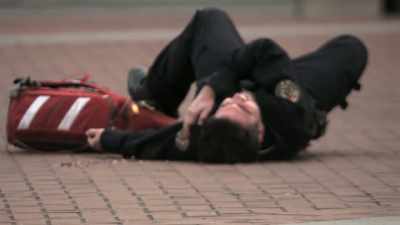 Control, this is Medic 476!
I have a medic down. - Trauma