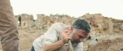 [Cooper grunts]
[shovel crunches] - Gunfight at Dry River