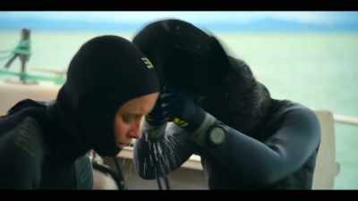 Copy that, 'Valentina'.
We'll have medics standing by. - Dive Club