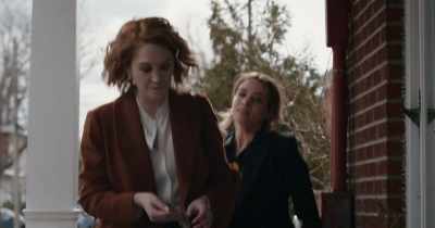 - Corinne, you have to let me explain.
- No, - The Republic of Sarah