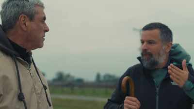 Corrieron hacia el cordón - The Tattooist’s Son: Journey to Auschwitz