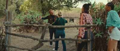 - Corsica.
- [Carole chuckles] - Wingwomen
