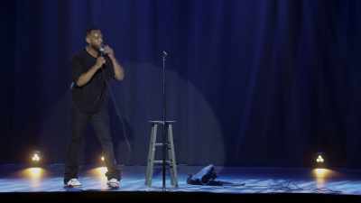 Costum negru, cămașă albă, - Marlon Wayans: God Loves Me