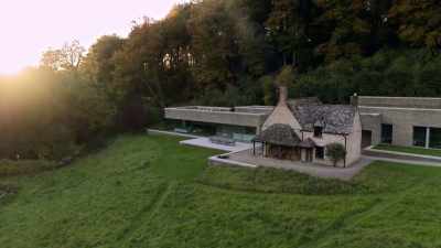 Cotswold Stone blends the old
with the new - Extraordinary Escapes with Sandi Toksvig