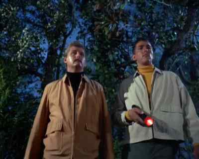 - [ Coughing ]
- Shh! - Land of the Giants