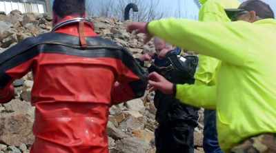 -Could I get an unzip,
Mr. Jim?
-Yep. - Sewer Divers