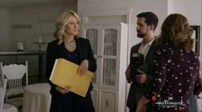 Courtney, um,
what're you doing here? - Truly, Madly, Sweetly