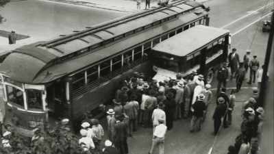 CRASH WRECKS BUS - Frida