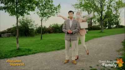- Cred că da.
- Bine. Trei, doi, unu... - A Royal Seaside Romance